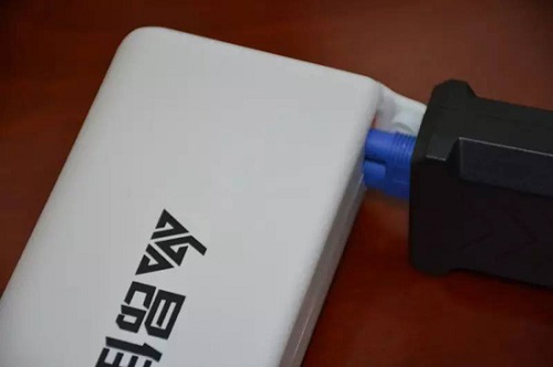 连接汽车应急启动电源